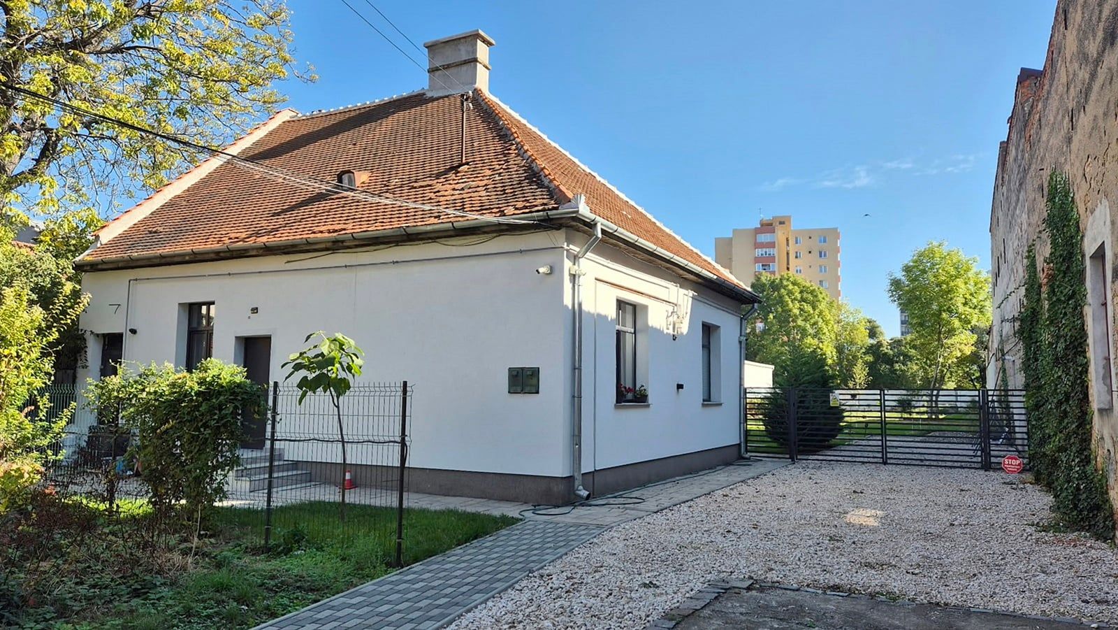 Casă cu două apartamente independente si teren generos. - 3
