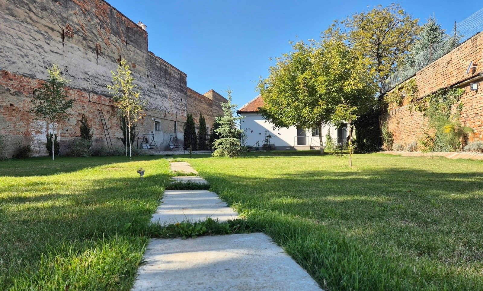 Casă cu două apartamente independente si teren generos.