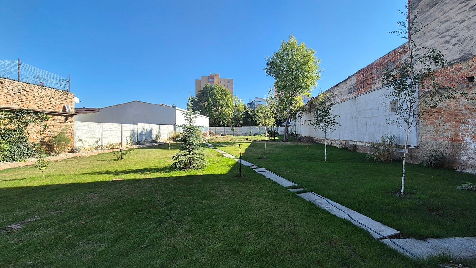Casă cu două apartamente independente si teren generos. - 4