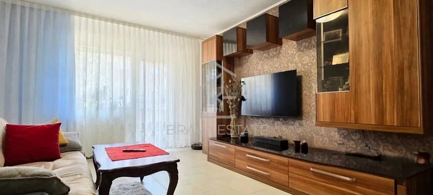 Apartament 4 camere, 2 băi, 2 balcoane, intermediar, zona Plopilor 
